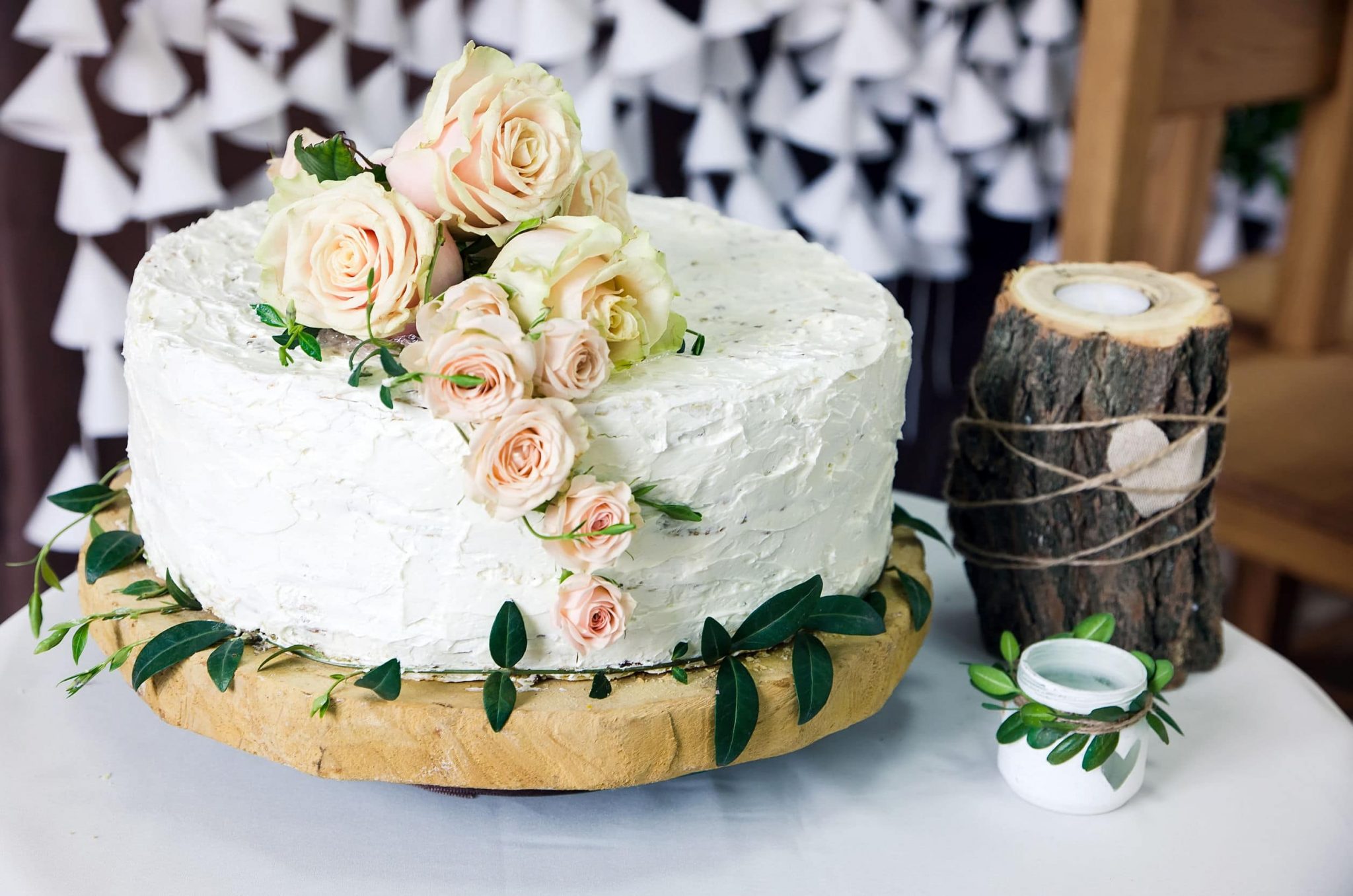 décoration du gâteau de mariage : du blanc et des roses