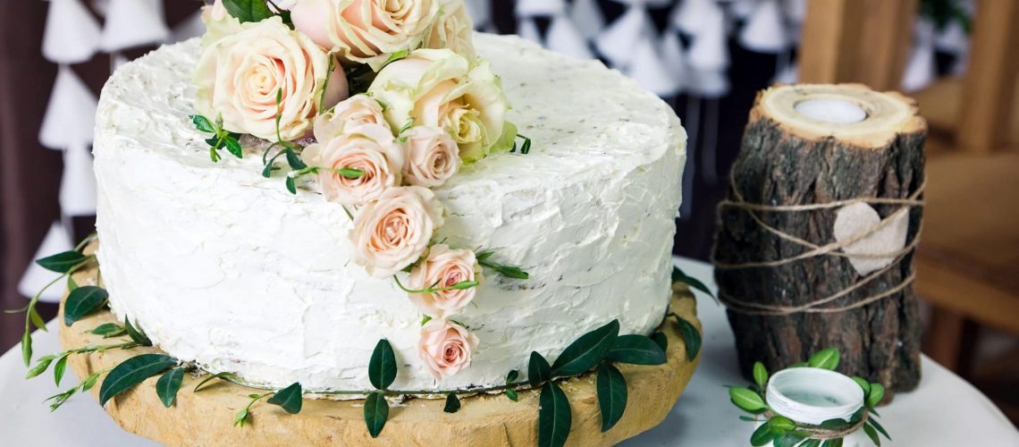 décoration du gâteau de mariage : du blanc et des roses