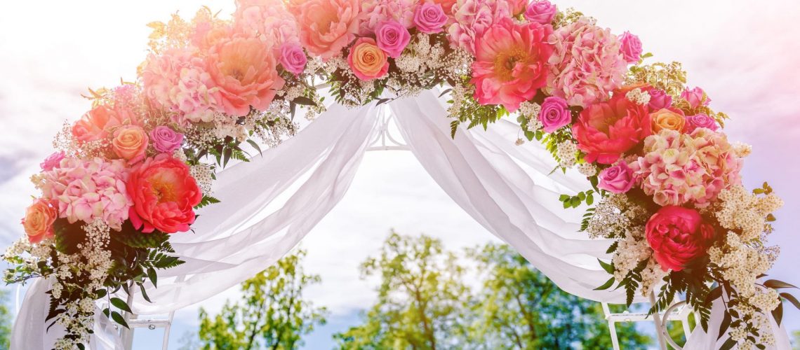 Arche de mariage : toute de rose et de blanc
